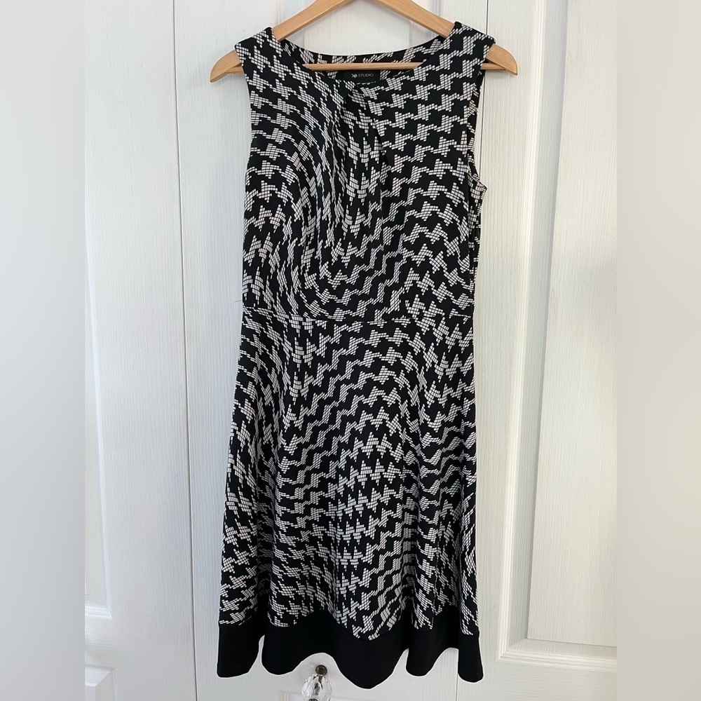 AB Studio Black & white print knee length dress. Size S